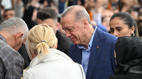 Recep Tayyip Erdogan tới điểm bỏ phiếu ở Istanbul - Sputnik Việt Nam