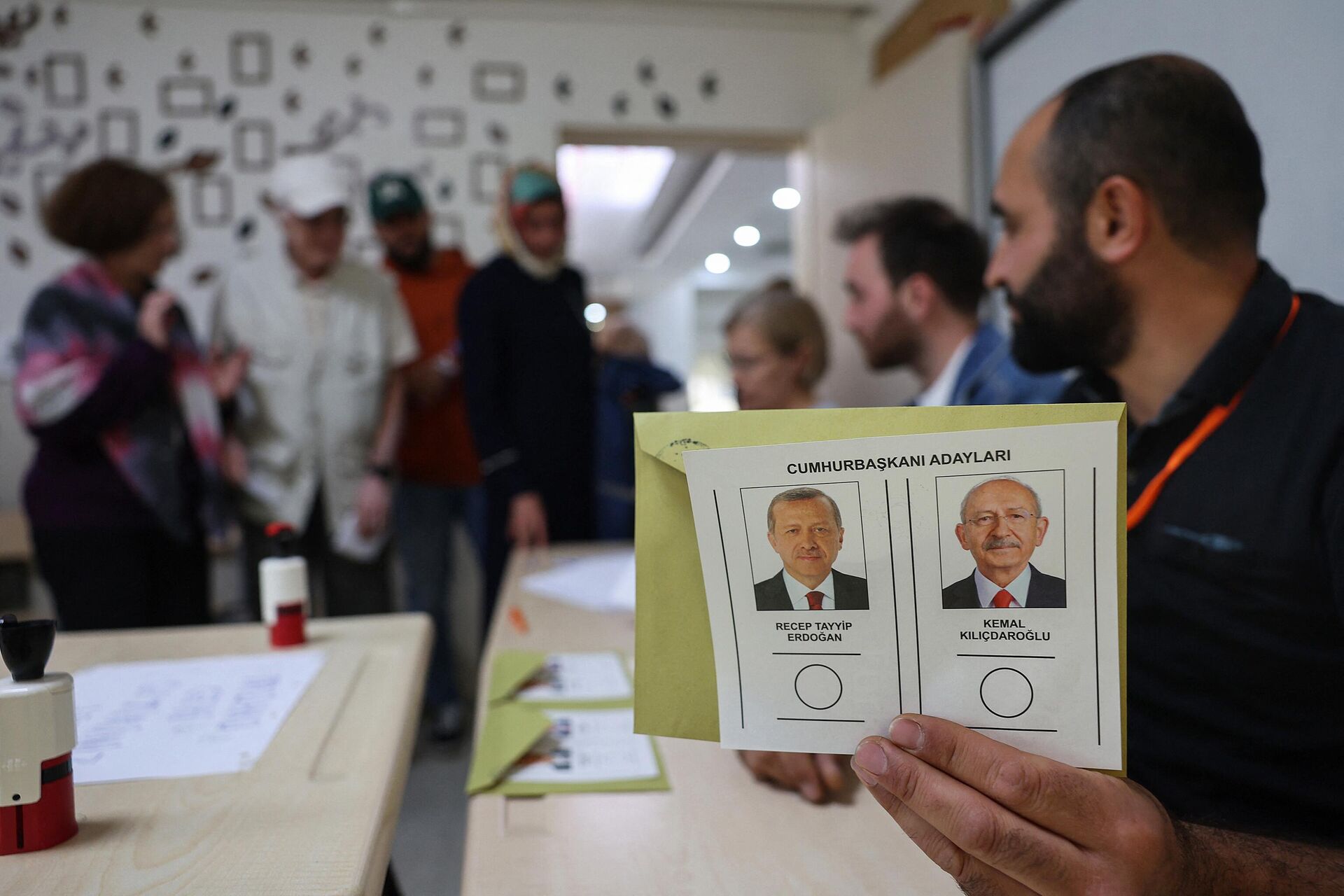 Các lá phiếu tại một trong những điểm bỏ phiếu ở Ankara trong vòng hai của cuộc bầu cử tổng thống ở Thổ Nhĩ Kỳ - Sputnik Việt Nam, 1920, 28.05.2023