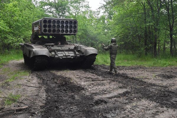 Hệ thống súng phun lửa hạng nặng TOS-1A &quot;Solntsepyok&quot; của Lực lượng vũ trang Nga trong khu vực chiến dịch quân sự đặc biệt. - Sputnik Việt Nam