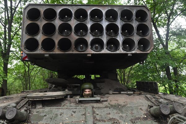 Hệ thống súng phun lửa hạng nặng TOS-1A &quot;Solntsepyok&quot; của Lực lượng Vũ trang Nga trong khu vực diễn ra chiến dịch quân sự đặc biệt. - Sputnik Việt Nam