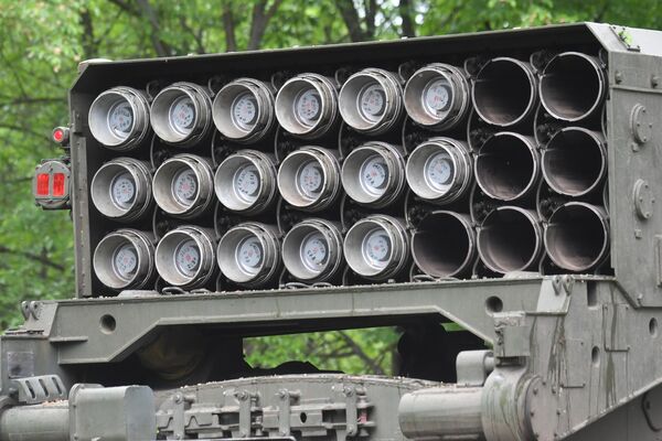 Tên lửa không điều khiển (NURS) trên bệ phóng của hệ thống súng phun lửa hạng nặng TOS-1A Solntsepyok của Lực lượng Vũ trang Nga trong khu vực diễn ra chiến dịch quân sự đặc biệt. - Sputnik Việt Nam