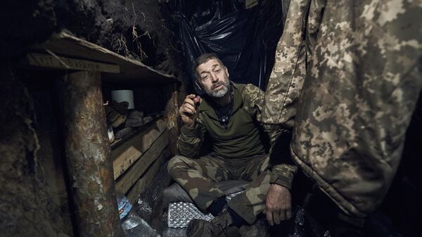 Украинский солдат в окопе под Артемовском - Sputnik Việt Nam