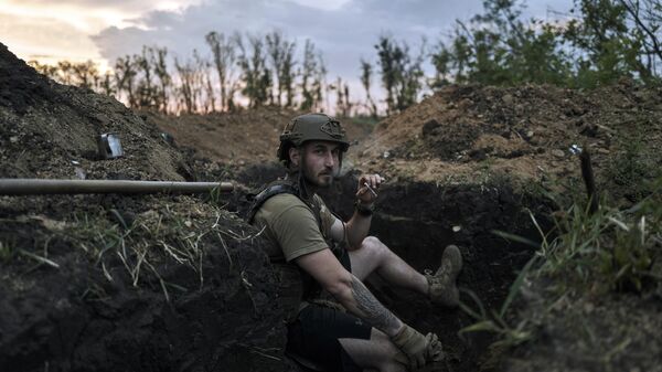 Украинский солдат в окопе под Артемовском - Sputnik Việt Nam