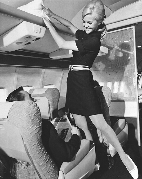 Tiếp viên hàng không American Airlines Patty Poulsen giới thiệu đồng phục mới năm 1967, Mỹ. - Sputnik Việt Nam