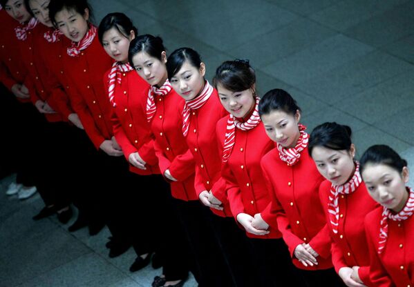 Các tiếp viên hàng không Guangdong Aviation group Trung Quốc trong buổi lễ ở Bắc Kinh, Trung Quốc, 2006. - Sputnik Việt Nam