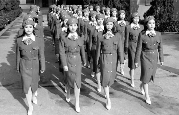 Các cô gái Trung Quốc trong khoang hạng nhất chuẩn bị trở thành tiếp viên hàng không ở Hàng Châu, Trung Quốc, 1997. - Sputnik Việt Nam