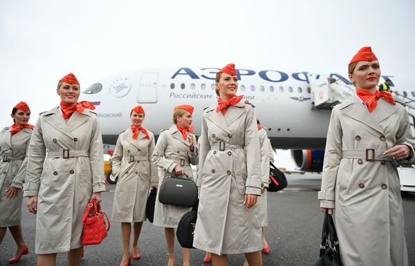 Nữ tiếp viên trên máy bay chở khách Airbus A350-900 của Aeroflot tại Sân bay Quốc tế Sheremetyevo mang tên A. S. Pushkin ở Moskva, Nga, 2020. - Sputnik Việt Nam