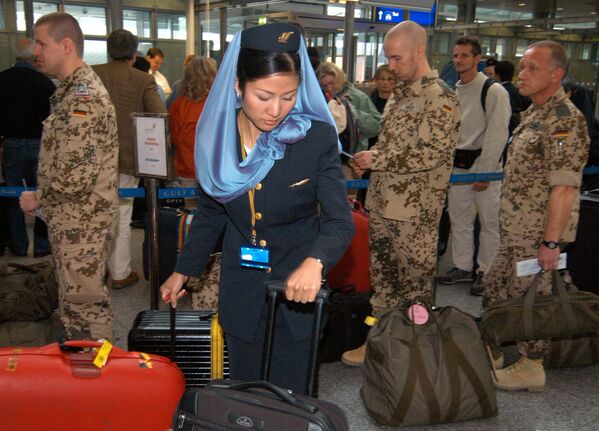 Nữ tiếp viên hàng không hãng Gulf Air của Iraq chuẩn bị hành lý ở Đức năm 2004. - Sputnik Việt Nam