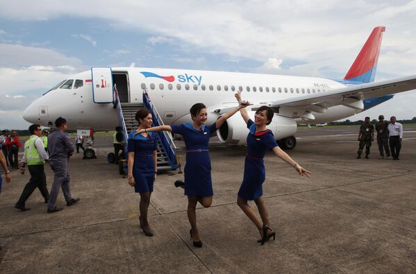 Tiếp viên hàng không Sky Aviation bên cạnhSukhoi Superjet-100 tại Sân bay Halim Perdanakusum ở Jakarta, Indonesia, năm 2013. - Sputnik Việt Nam