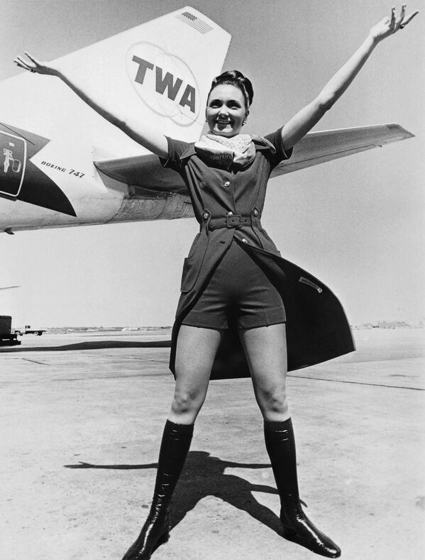 Nữ tiếp viên hàng không giới thiệu bộ đồng phục TWA mới do nhà thiết kế Valentino, Pháp thiết kế, năm 1971. - Sputnik Việt Nam