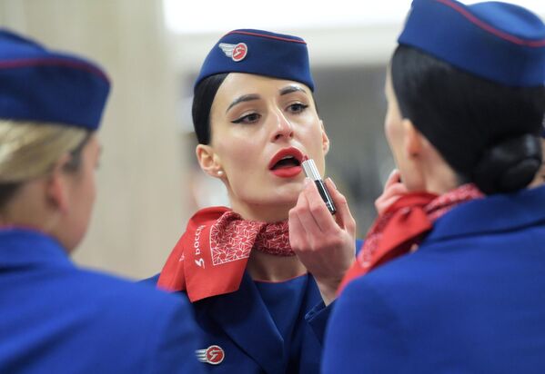 Các cô gái trong đồng phục tiếp viên trước dạ tiệc kỷ niệm 100 năm hàng không dân dụng nội địa, Nga, 2023. - Sputnik Việt Nam