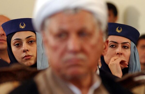 Tiếp viên hàng không Iran tại cuộc họp của các thành viên Ủy ban Hàng không, Tehran, Iran, 2005. - Sputnik Việt Nam