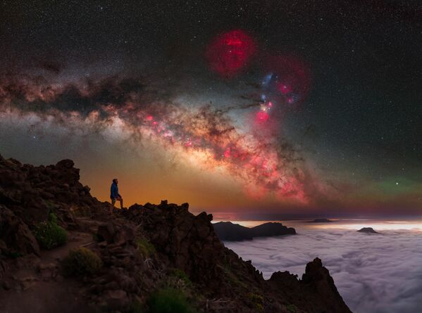 Bức ảnh The La Palma Astroexperience của nhiếp ảnh gia Đức Jakob Sahner, được chọn là một trong 25 bức ảnh đẹp nhất trong cuộc thi 2023 Milky Way photographer of the year. - Sputnik Việt Nam