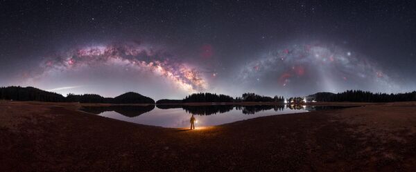 Bức ảnh The Eyes of the Universe của nhiếp ảnh gia Bulgaria Mihail Minkov, lọt vào danh sách 25 bức ảnh đẹp nhất cuộc thi 2023 Milky Way photographer of the year. - Sputnik Việt Nam