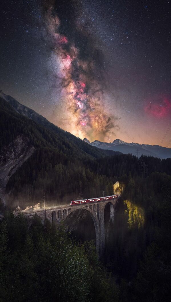 Bức ảnh The Night Traincủa nhà nhiếp ảnh gia Thụy Sĩ Alexander Forst, lọt vào Top 25 cuộc thi 2023 Milky Way photographer of the year. - Sputnik Việt Nam