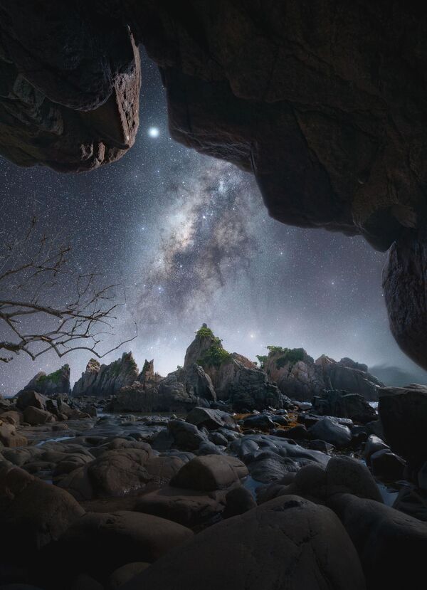 Bức ảnh Gigi Hiu Shining In The Dark của nhiếp ảnh gia Indonesia Gary Bhaztara, lọt vào Top 25 cuộc thi 2023 Milky Way photographer of the year. - Sputnik Việt Nam