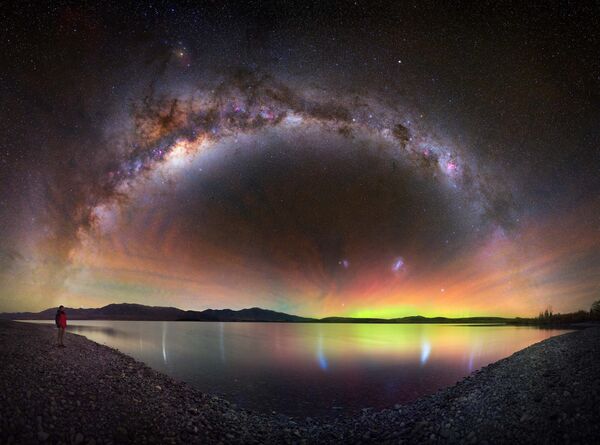 Bức ảnh Celestial Radiance của nhiếp ảnh gia New Zealand Tom Rae lọt danh sách Top 25 cuộc thi 2023 Milky Way photographer of the year. - Sputnik Việt Nam