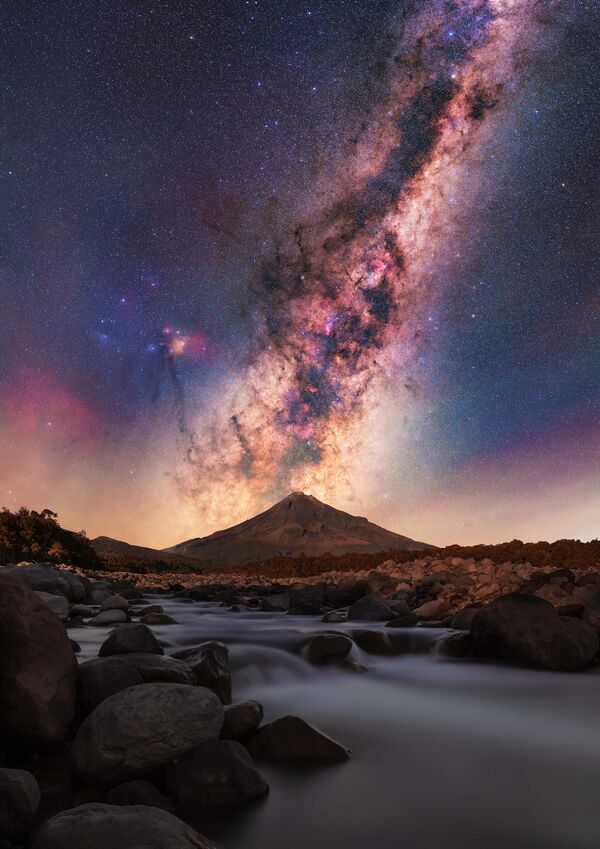 Bức ảnh Milky Way Rising over Stony River &amp; Mt Taranaki của nhiếp ảnh gia New Zealand Brendan Larsen, xuất hiện trong Top 25 cuộc thi 2023 Milky Way photographer of the year. - Sputnik Việt Nam