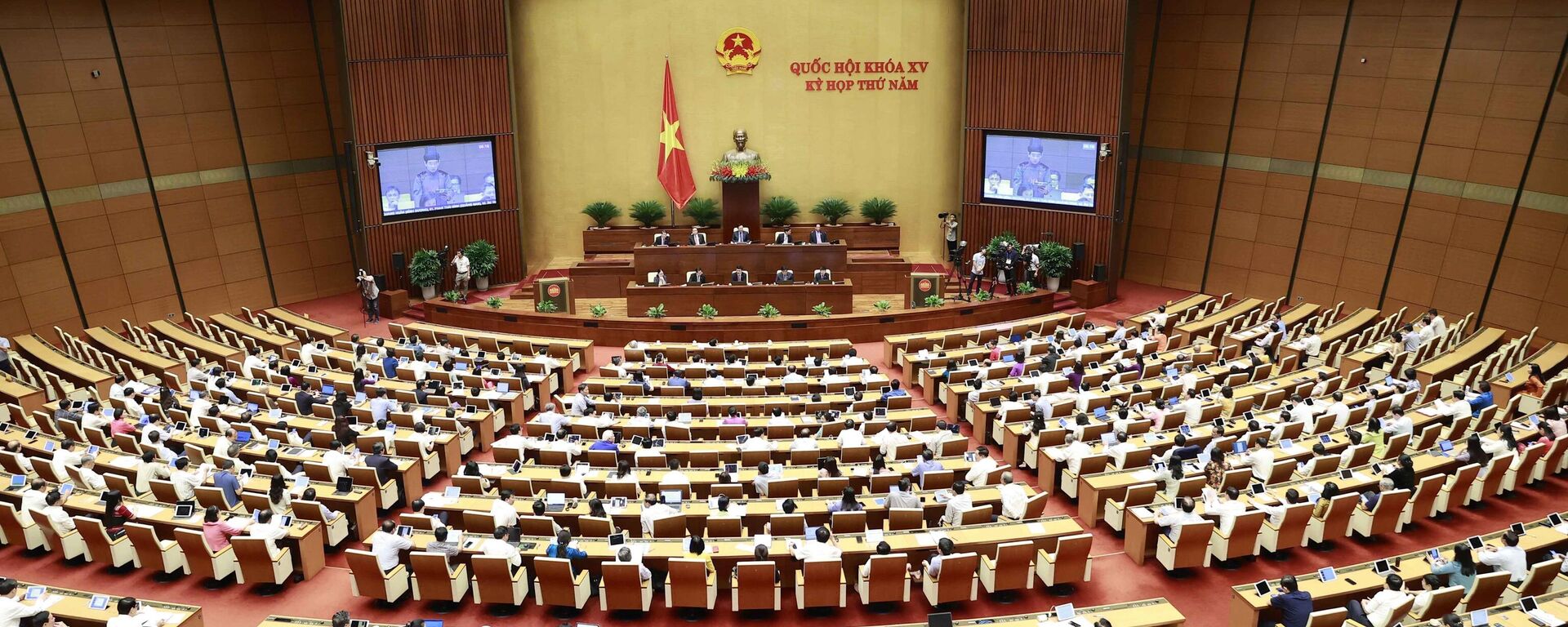 Kỳ họp thứ 5, Quốc hội khóa XV: Thảo luận về kinh tế-xã hội và ngân sách nhà nước - Sputnik Việt Nam, 1920, 19.06.2023