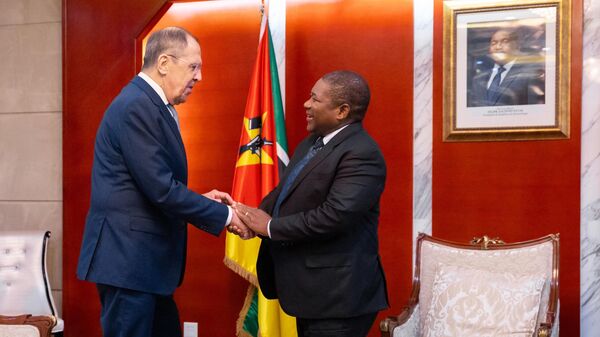 Ngoại trưởng Nga Sergei Lavrov (trái) và Tổng thống Mozambique Filipe Nyusi trong cuộc gặp tại Maputo - Sputnik Việt Nam