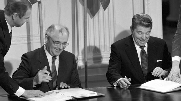 Tổng thống Ronald Reagan và Tổng Bí thư Mikhail Gorbachev ký Hiệp ước về các Lực lượng Hạt nhân tầm ngắn và tầm trung (INF) - Sputnik Việt Nam