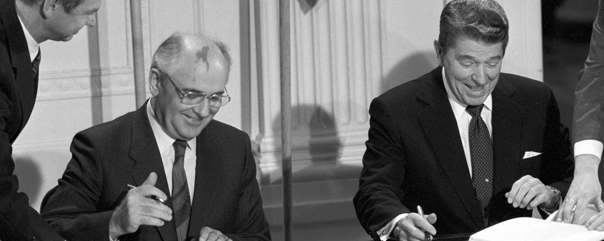 Tổng thống Ronald Reagan và Tổng Bí thư Mikhail Gorbachev ký Hiệp ước về các Lực lượng Hạt nhân tầm ngắn và tầm trung (INF) - Sputnik Việt Nam, 1920, 01.06.2023