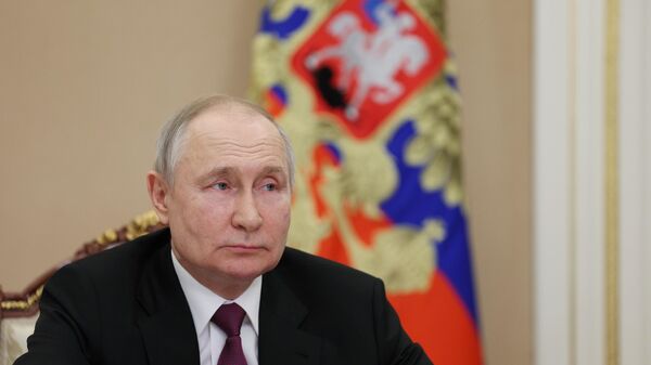 Tổng thống Nga Vladimir Putin tổ chức một cuộc họp qua hội nghị truyền hình với các gia đình được trao tặng Huân chương Vinh quang  сha mẹ - Sputnik Việt Nam