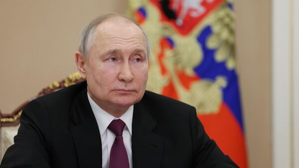 Tổng thống Nga Vladimir Putin tổ chức một cuộc họp qua hội nghị truyền hình với các gia đình được trao tặng Huân chương Vinh quang  сha mẹ - Sputnik Việt Nam