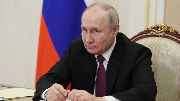 Tổng thống Nga Vladimir Putin tổ chức một cuộc họp qua hội nghị truyền hình với các gia đình được trao tặng Huân chương Vinh quang сha mẹ - Sputnik Việt Nam