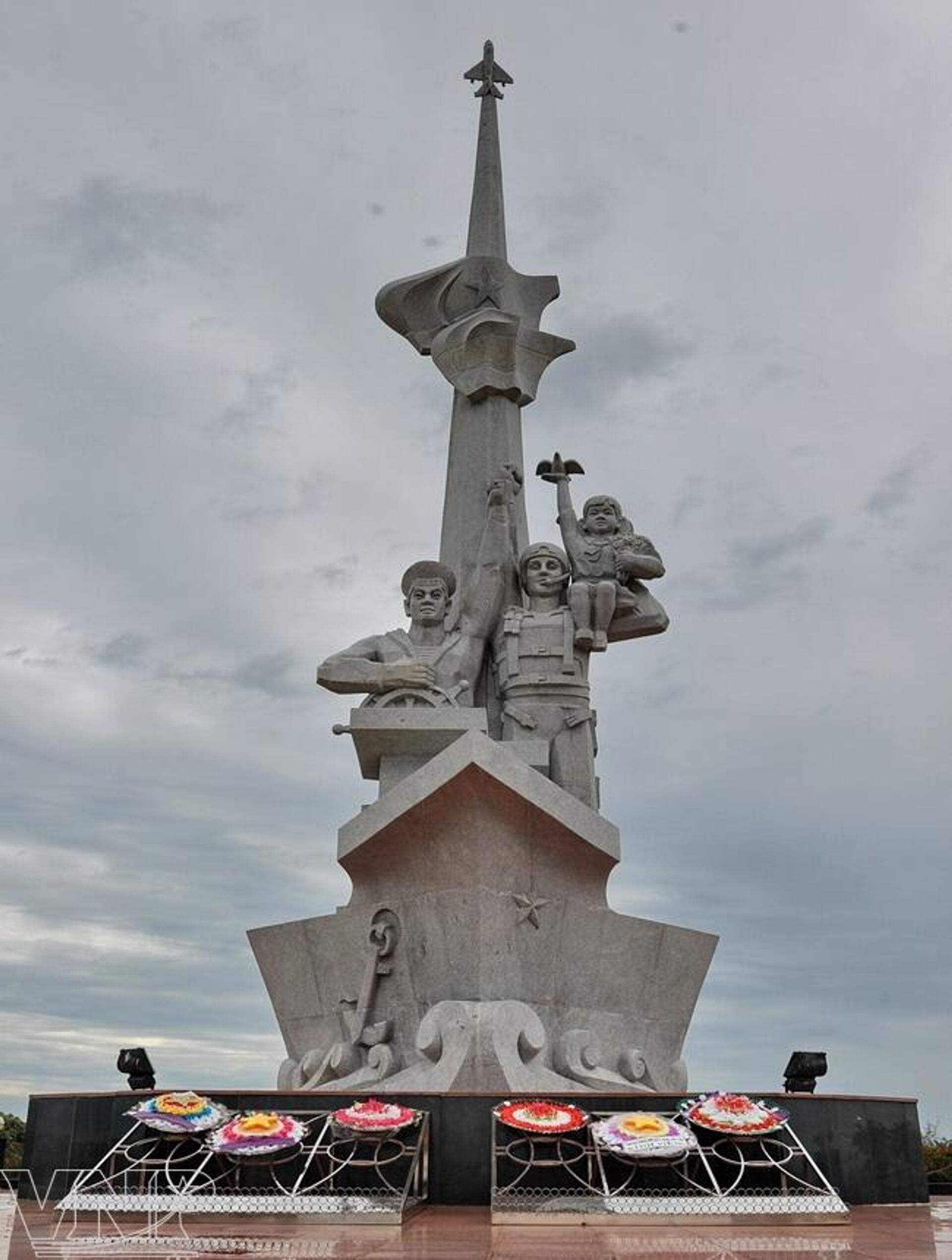 Khu tưởng niệm những người lính Liên Xô, Nga và Việt Nam đã hy sinh vì hòa bình và ổn định trong khu vực trong công viên ở Sân bay Cam Ranh - Sputnik Việt Nam, 1920, 01.06.2023