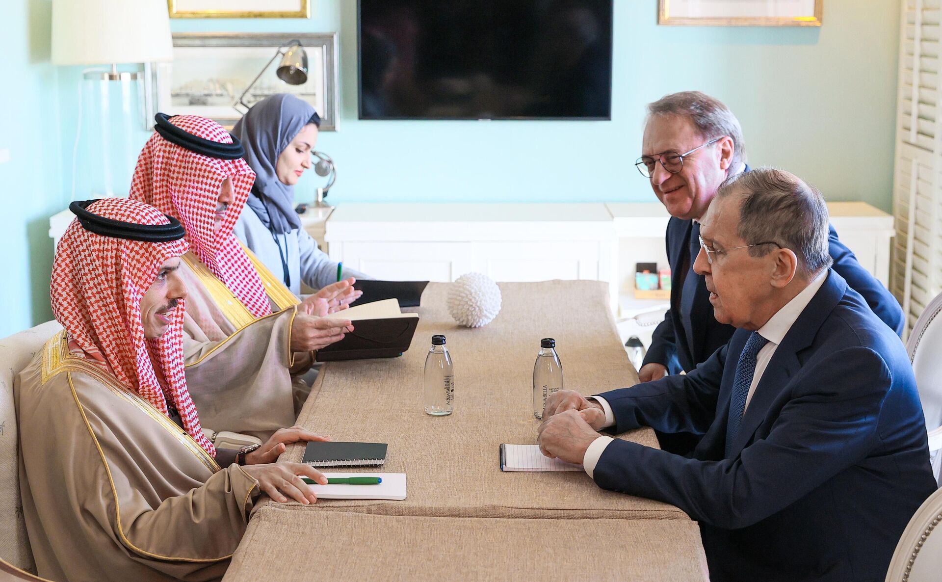 Ngoại trưởng Nga Sergei Lavrov và Ngoại trưởng Ả Rập Saudi Faisal bin Farhan Al Saud trong cuộc gặp ở Cape Town - Sputnik Việt Nam, 1920, 01.06.2023