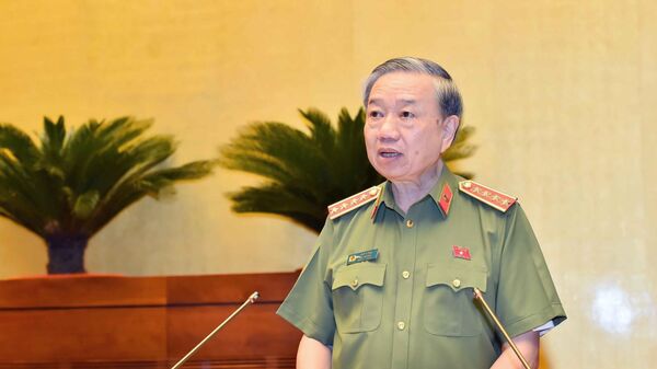 Bộ trưởng Bộ Công an Tô Lâm trình bày Tờ trình về dự án Luật Căn cước công dân (sửa đổi). - Sputnik Việt Nam