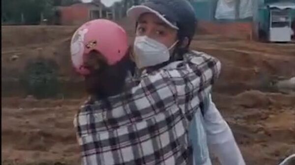Thanh niên chặn xe cứu thương, đập vỡ kính - Sputnik Việt Nam