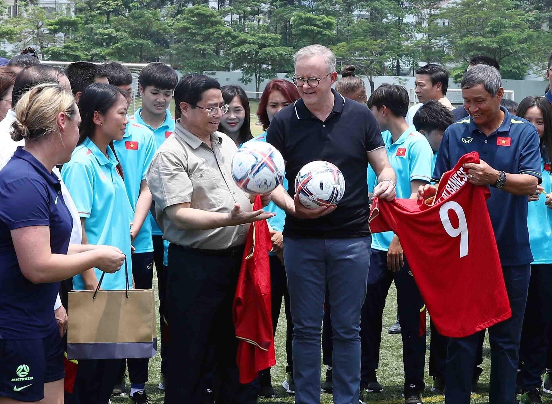 Thủ tướng Phạm Minh Chính và Thủ tướng Australia Anthony Albanese giao lưu với đội bóng đá nữ Việt Nam và Australia - Sputnik Việt Nam, 1920, 04.06.2023