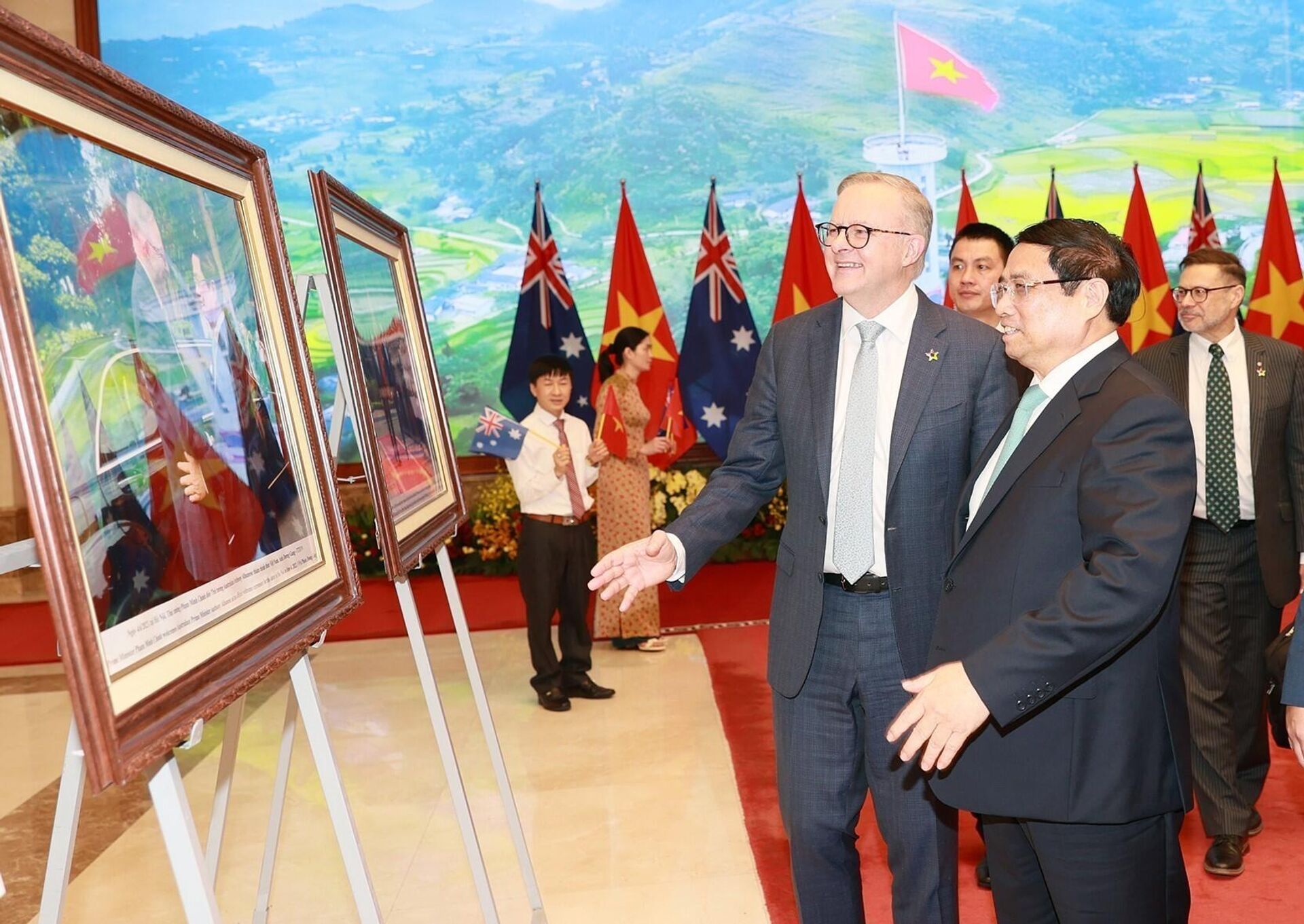 Thủ tướng Phạm Minh Chính và Thủ tướng Australia Anthony Albanese tham quan trưng bày ảnh của Thông tấn xã Việt Nam - Sputnik Việt Nam, 1920, 04.06.2023