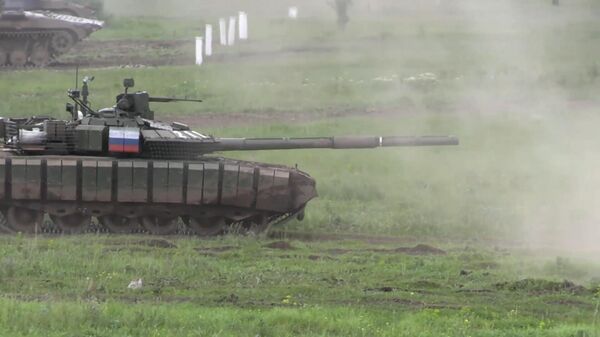 Người và xe hợp nhất: Kíp lái xe tăng được nâng cấp T-80BVM tập luyện ở Donbass - Sputnik Việt Nam