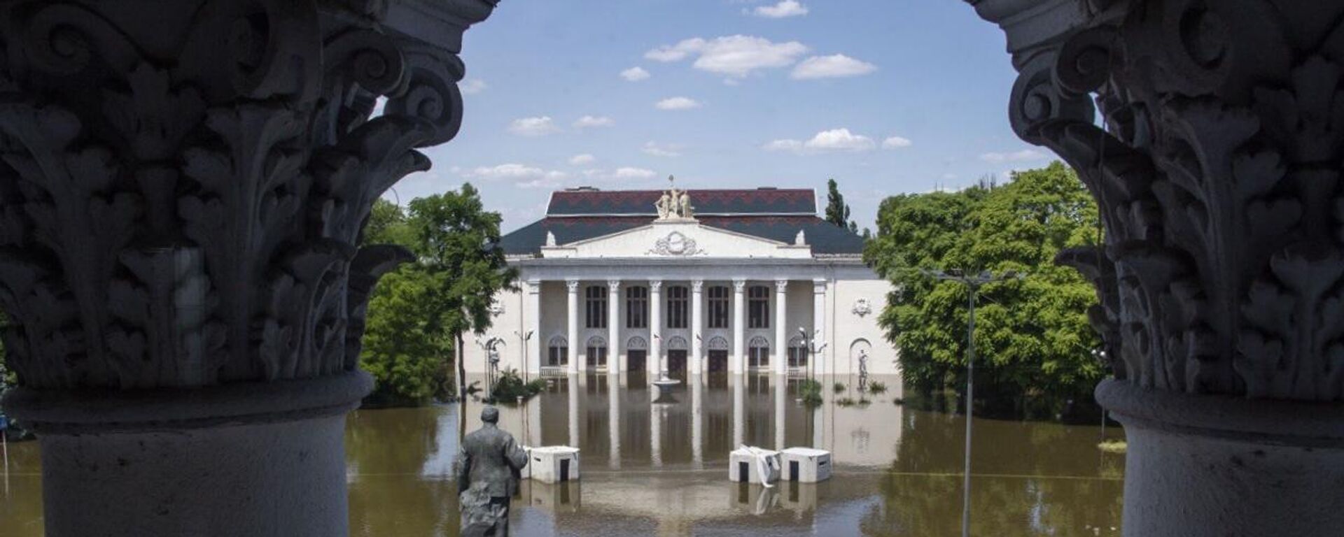 Quảng trường trung tâm Nova Kakhovka bị ngập lụt sau khi nhà máy thủy điện Kakhovka bị phá hủy - Sputnik Việt Nam, 1920, 07.06.2023