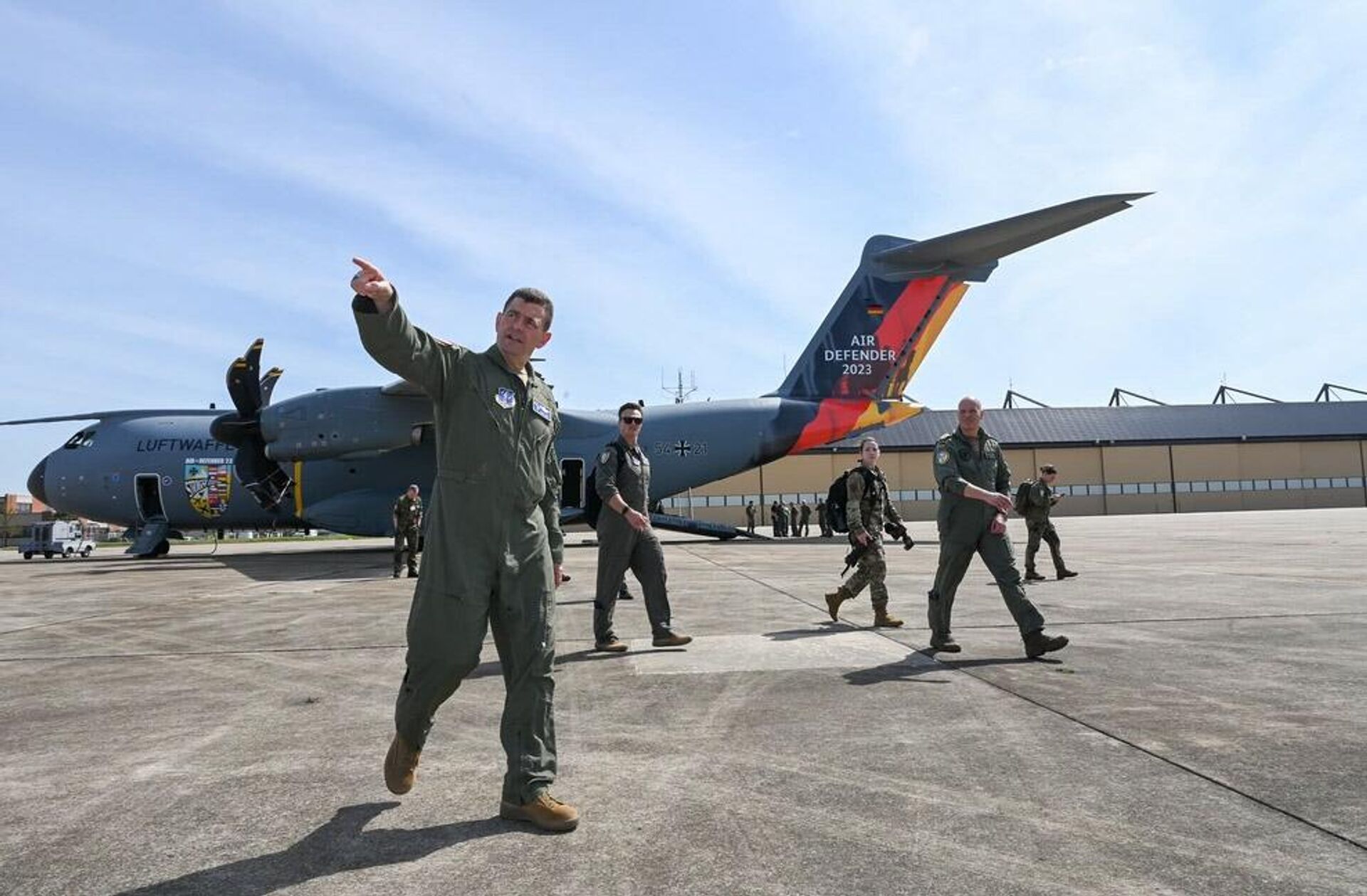 Trung tướng Không quân Hoa Kỳ Michael Loch kiểm tra đường bay trong Air Defender 2023, Joint Base Andrews, Maryland - Sputnik Việt Nam, 1920, 12.06.2023