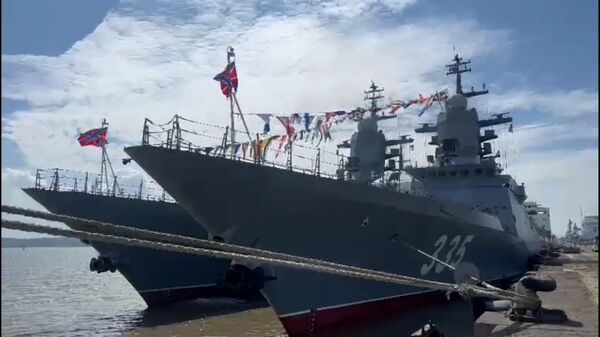 Thủy thủ đoàn của ba tàu thuộc Hạm đội Thái Bình Dương kỷ niệm Ngày nước Nga tại Indonesia - Sputnik Việt Nam