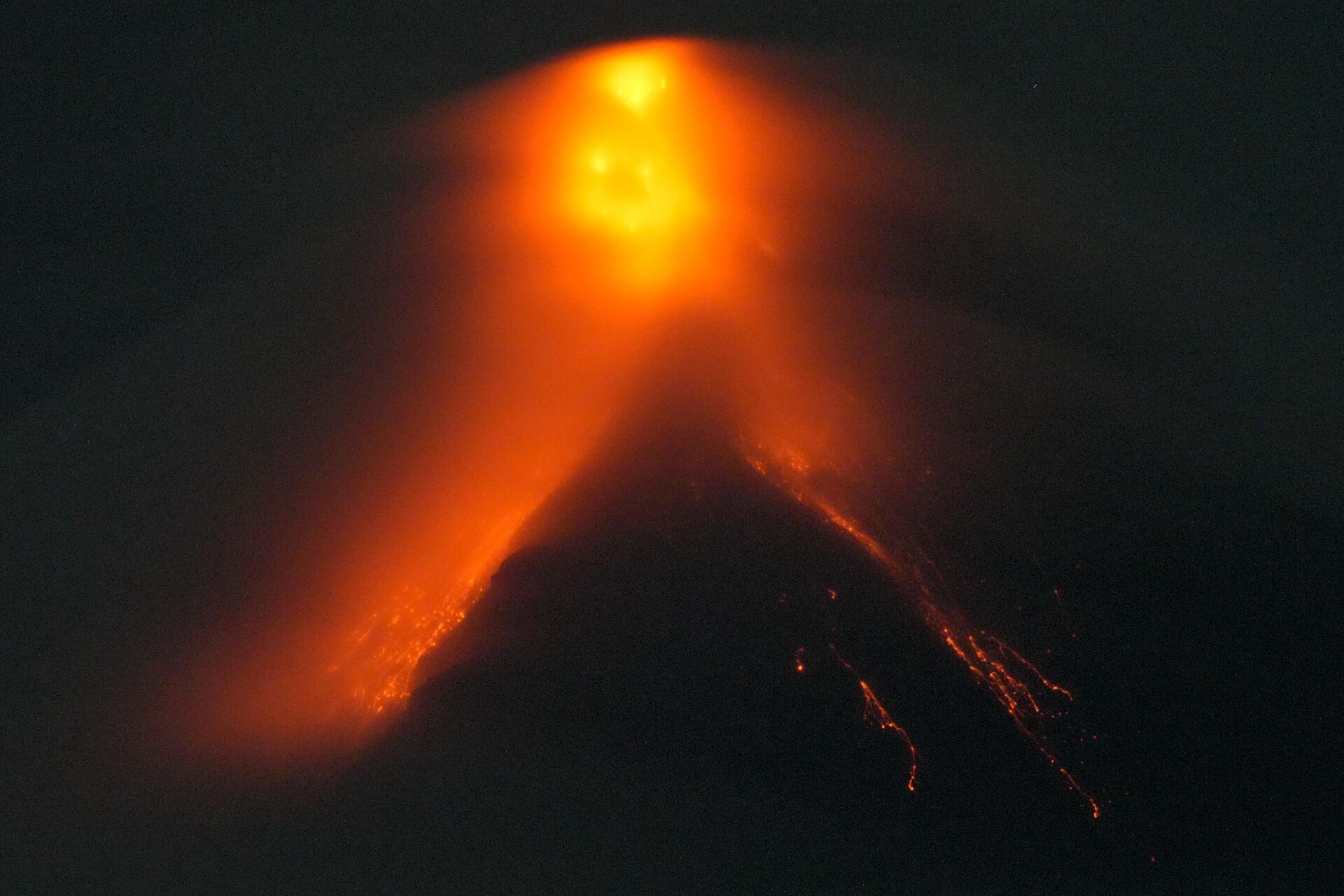 Núi lửa Mayon phun trào ở Philippines - Sputnik Việt Nam, 1920, 23.04.2024