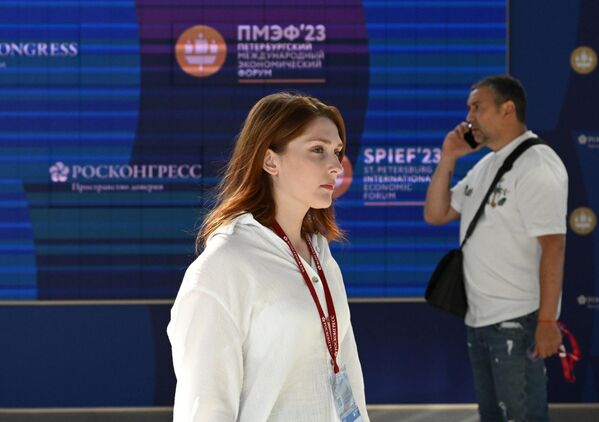 Nữ thành viên tham dự Diễn đàn Kinh tế Quốc tế SPIEF-2023. - Sputnik Việt Nam