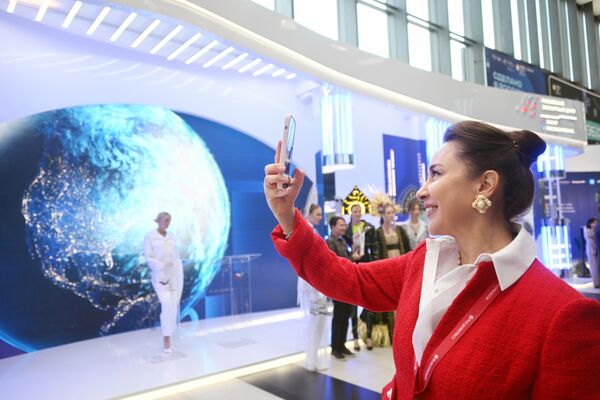 Nữ thành viên tham gia Triển lãm tại gian trưng bày của Công ty cổ phần «Trung tâm Xuất khẩu Nga» (“Russian Export Center”) tại SPIEF-2023. - Sputnik Việt Nam