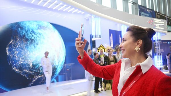 Nữ thành viên tham gia Triển lãm tại gian trưng bày của Công ty cổ phần «Trung tâm Xuất khẩu Nga» (“Russian Export Center”) tại SPIEF-2023 - Sputnik Việt Nam