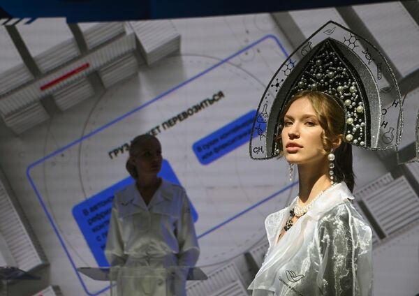 Cô gái đội kokoshnik đặc trưng Nga tại gian trưng bày của Công ty cổ phần «Trung tâm Xuất khẩu Nga» (“Russian Export Center”) tại SPIEF-2023. - Sputnik Việt Nam