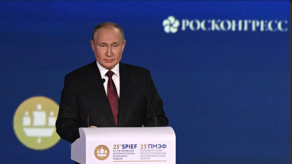 Tổng thống Nga Vladimir Putin phát biểu tại SPIEF - Sputnik Việt Nam