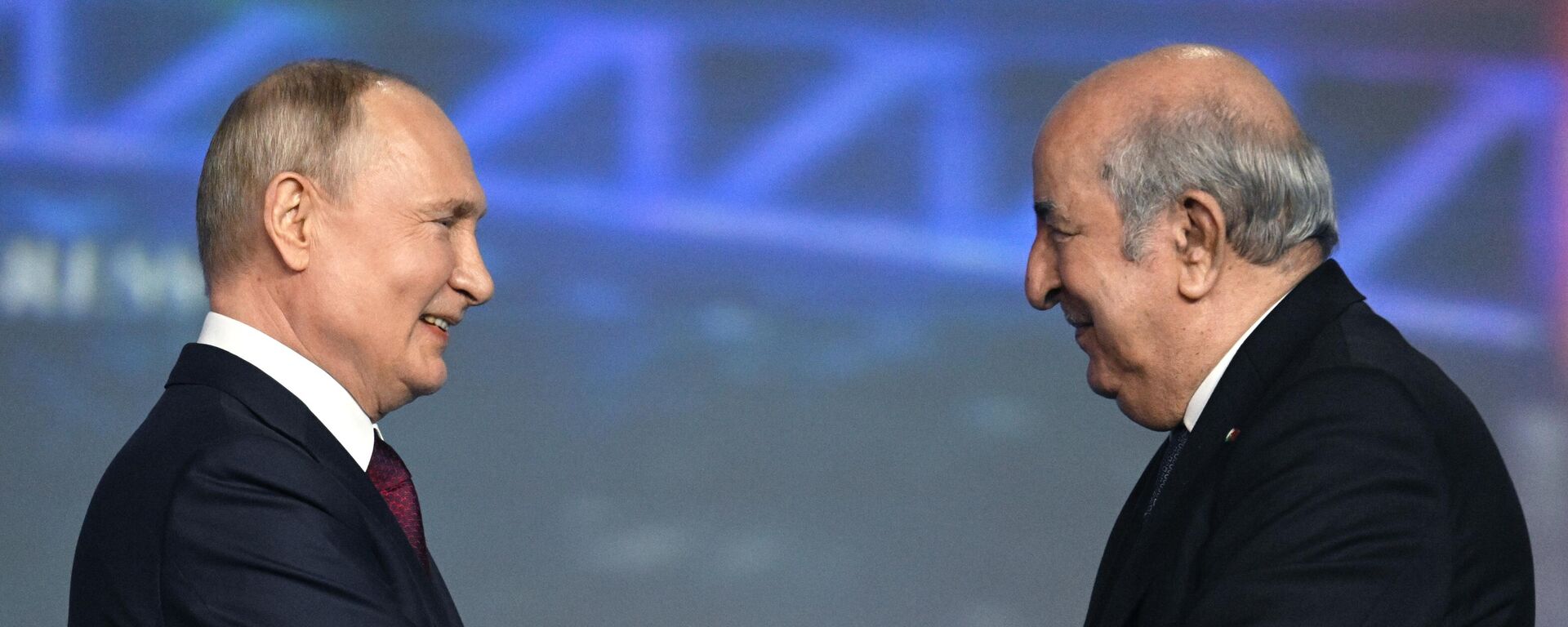 Tổng thống Nga Vladimir Putin và Tổng thống Algeria Abdelmadjid Tebboune (phải) tại phiên họp toàn thể của  SPIEF-2023. - Sputnik Việt Nam, 1920, 16.06.2023