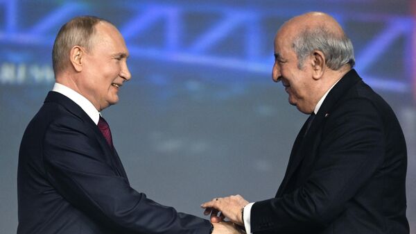 Tổng thống Nga Vladimir Putin và Tổng thống Algeria Abdelmadjid Tebboune (phải) tại phiên họp toàn thể của  SPIEF-2023. - Sputnik Việt Nam