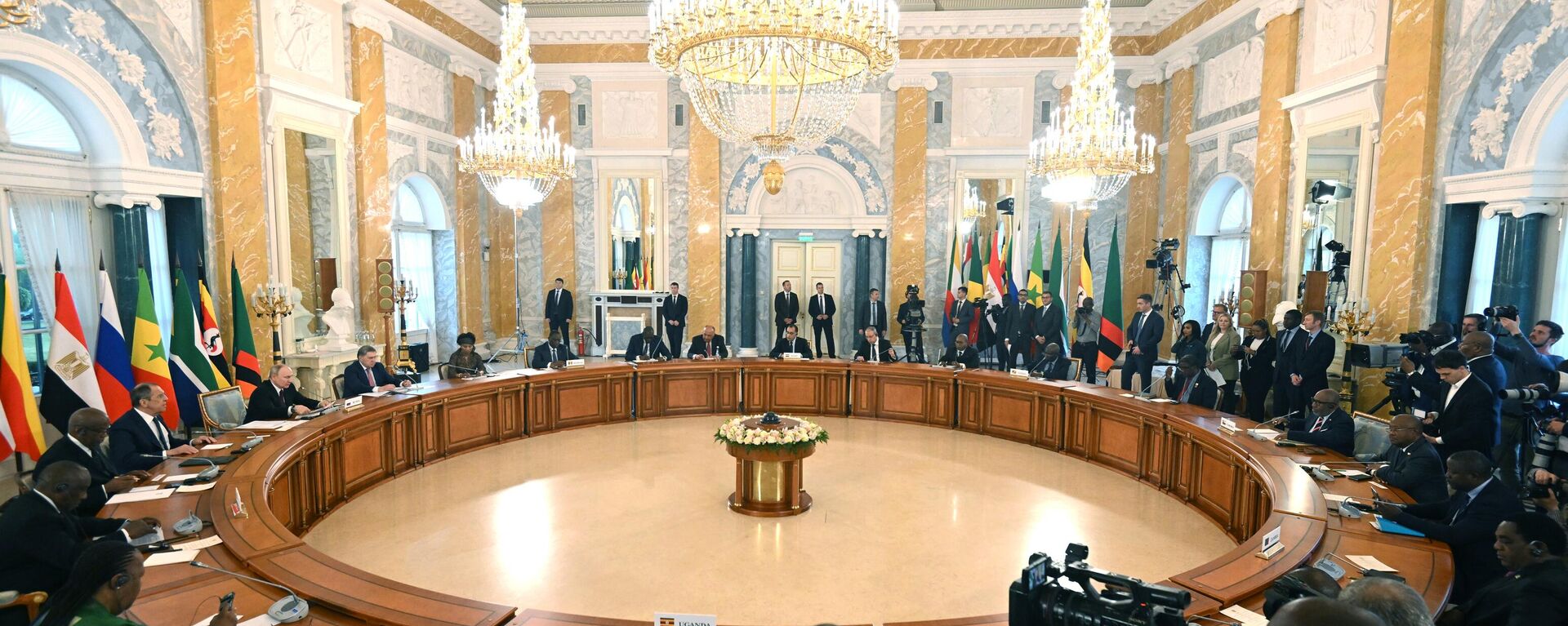 Cuộc gặp của Tổng thống Putin với phái đoàn châu Phi diễn ra ở Cung điện Cung điện Konstantinovsky ở ngoại ô St. Petersburg - Sputnik Việt Nam, 1920, 17.06.2023