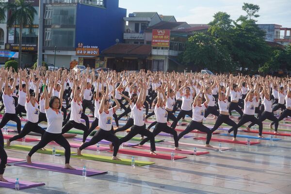 Đặc sắc màn đồng diễn yoga nghệ thuật của 700 người ở Quảng Trị - Sputnik Việt Nam