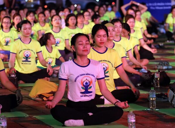 Hơn 1500 người đồng diễn Yoga tại Đà Nẵng - Sputnik Việt Nam
